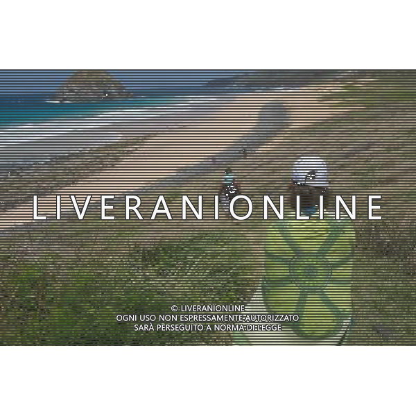 (120914) -- FERNANDO DE NORONHA, Sept. 14, 2012 () -- A couple goes towards a beach in Fernando de Noronha Archipelago of Brazil, Sep. 12, 2012. (/Weng Xinyang)(ctt) ©photoshot/Agenzia Aldo Liverani Sas - ITALY ONLY - Veduta dell\'Arcipelago Fernando de Noronha del Brasile