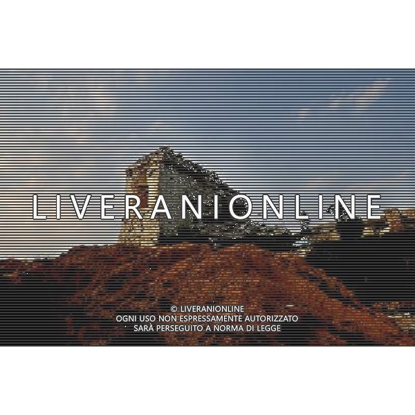 (120914) -- JINGBIAN, Sep. 14, 2012 () -- Photo taken on Aug. 23, 2012 shows the Tongwancheng ruins in Jingbian County, northwest China\'s Shaanxi Province. Tongwancheng was the capital city of the Xiongnu (Hun) 1,600 years ago. The Xiongnu was a northern nomadic ethnic group that was influential in northern China for 10 centuries in ancient times. The Tongwancheng walls are made with sand and white-powdered earth mixed with glutinous rice water. This mixture makes the earthen walls as hard as the stone walls. In 1996, the State Council designated Tongwancheng as the national key cultural relics protection unit. Now the local government is preparing to apply for world cultural heritage. (/Tao Ming) (cl) ©photoshot/Agenzia Aldo Liverani Sas - ITALY ONLY - Veduta delle rovine della citta\' di Tongwancheng in Jingbian County, provincia di Shaanxi nord-ovest della Cina che era la capitale della Xiongnu (Hun) 1600 anni fa.