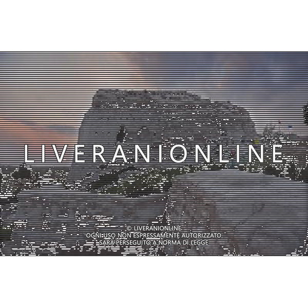 (120914) -- JINGBIAN, Sep. 14, 2012 () -- Photo taken on Aug. 23, 2012 shows the Tongwancheng ruins in Jingbian County, northwest China\'s Shaanxi Province. Tongwancheng was the capital city of the Xiongnu (Hun) 1,600 years ago. The Xiongnu was a northern nomadic ethnic group that was influential in northern China for 10 centuries in ancient times. The Tongwancheng walls are made with sand and white-powdered earth mixed with glutinous rice water. This mixture makes the earthen walls as hard as the stone walls. In 1996, the State Council designated Tongwancheng as the national key cultural relics protection unit. Now the local government is preparing to apply for world cultural heritage. (/Tao Ming) (cl) ©photoshot/Agenzia Aldo Liverani Sas - ITALY ONLY - Veduta delle rovine della citta\' di Tongwancheng in Jingbian County, provincia di Shaanxi nord-ovest della Cina che era la capitale della Xiongnu (Hun) 1600 anni fa.