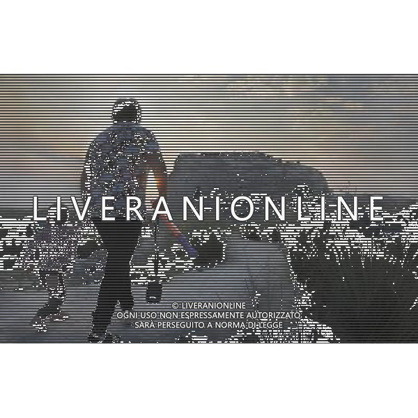 (120914) -- JINGBIAN, Sep. 14, 2012 () -- Residents visit the Tongwancheng ruins in Jingbian County, northwest China\'s Shaanxi Province, Aug. 23, 2012. Tongwancheng was the capital city of the Xiongnu (Hun) 1,600 years ago. The Xiongnu was a northern nomadic ethnic group that was influential in northern China for 10 centuries in ancient times. The Tongwancheng walls are made with sand and white-powdered earth mixed with glutinous rice water. This mixture makes the earthen walls as hard as the stone walls. In 1996, the State Council designated Tongwancheng as the national key cultural relics protection unit. Now the local government is preparing to apply for world cultural heritage. (/Tao Ming) (cl) ©photoshot/Agenzia Aldo Liverani Sas - ITALY ONLY - Veduta delle rovine della citta\' di Tongwancheng in Jingbian County, provincia di Shaanxi nord-ovest della Cina che era la capitale della Xiongnu (Hun) 1600 anni fa.