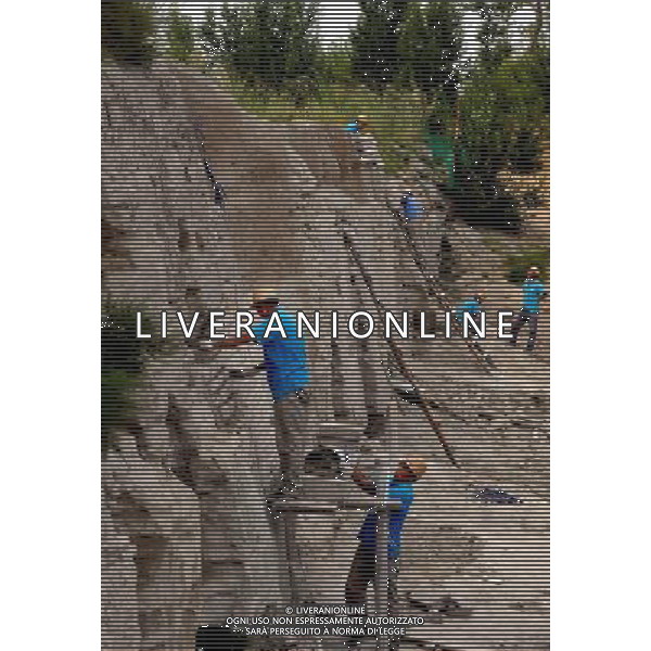 (120914) -- JINGBIAN, Sep. 14, 2012 () -- Workers repair the Tongwancheng ruins in Jingbian County, northwest China\'s Shaanxi Province, Aug. 23, 2012. Tongwancheng was the capital city of the Xiongnu (Hun) 1,600 years ago. The Xiongnu was a northern nomadic ethnic group that was influential in northern China for 10 centuries in ancient times. The Tongwancheng walls are made with sand and white-powdered earth mixed with glutinous rice water. This mixture makes the earthen walls as hard as the stone walls. In 1996, the State Council designated Tongwancheng as the national key cultural relics protection unit. Now the local government is preparing to apply for world cultural heritage. (/Tao Ming) (cl) ©photoshot/Agenzia Aldo Liverani Sas - ITALY ONLY - Veduta delle rovine della citta\' di Tongwancheng in Jingbian County, provincia di Shaanxi nord-ovest della Cina che era la capitale della Xiongnu (Hun) 1600 anni fa.