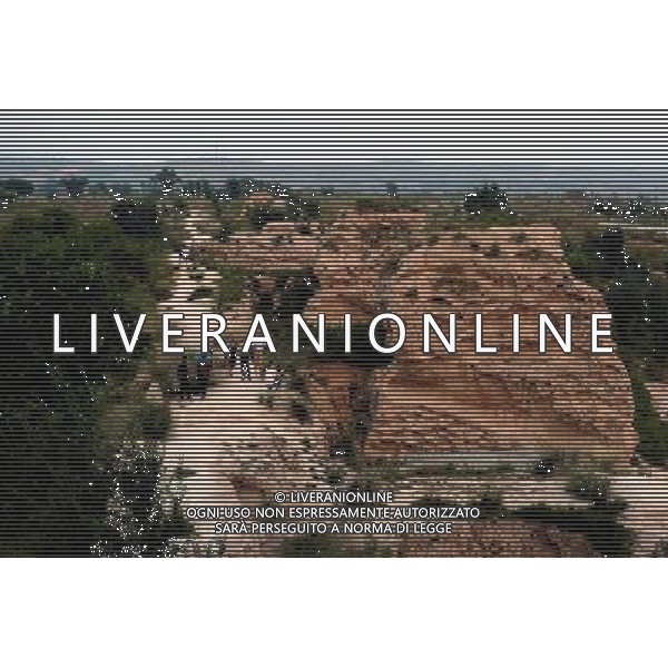 (120914) -- JINGBIAN, Sep. 14, 2012 () -- Tourists visit the Tongwancheng ruins in Jingbian County, northwest China\'s Shaanxi Province, Aug. 23, 2012. Tongwancheng was the capital city of the Xiongnu (Hun) 1,600 years ago. The Xiongnu was a northern nomadic ethnic group that was influential in northern China for 10 centuries in ancient times. The Tongwancheng walls are made with sand and white-powdered earth mixed with glutinous rice water. This mixture makes the earthen walls as hard as the stone walls. In 1996, the State Council designated Tongwancheng as the national key cultural relics protection unit. Now the local government is preparing to apply for world cultural heritage. (/Tao Ming) (cl) ©photoshot/Agenzia Aldo Liverani Sas - ITALY ONLY - Veduta delle rovine della citta\' di Tongwancheng in Jingbian County, provincia di Shaanxi nord-ovest della Cina che era la capitale della Xiongnu (Hun) 1600 anni fa.