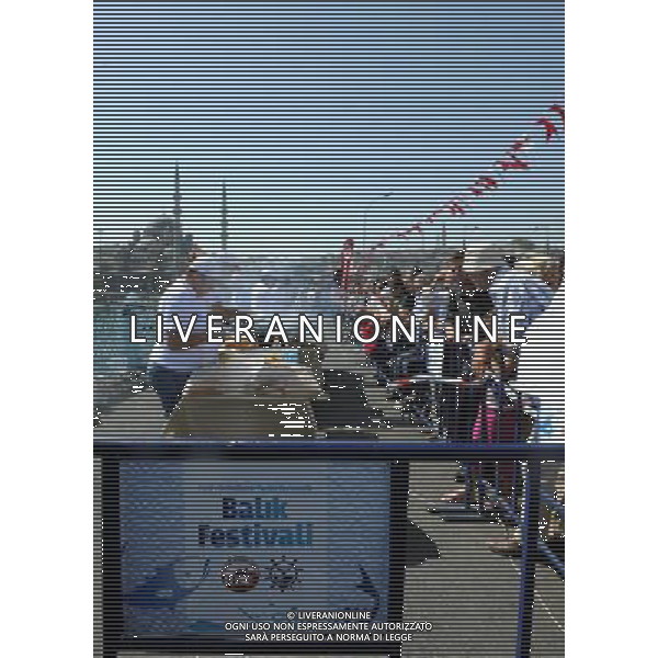 (120916) -- ISTANBUL, Sept. 16, 2012 () -- Citizens and visitors queue for free grilled fishes during the 10th Historical Peninsula Fish Festival in Istanbul of Turkey, on Sept. 16, 2012. (/Ma Yan)(zyw) ©photoshot/AGENZIA ALDO LIVERANI SAS - ITALY ONLY - Pescatori competono durante il 10mo Festival Storico della pesca a Istanbul in Turchia, il 16 settembre 2012.
