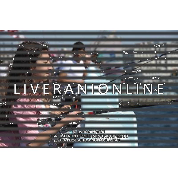 (120916) -- ISTANBUL, Sept. 16, 2012 () -- A girl fishes near fishermen who compete during the 10th Historical Peninsula Fish Festival in Istanbul of Turkey, on Sept. 16, 2012. (/Ma Yan) (zyw) ©photoshot/AGENZIA ALDO LIVERANI SAS - ITALY ONLY - Pescatori competono durante il 10mo Festival Storico della pesca a Istanbul in Turchia, il 16 settembre 2012.