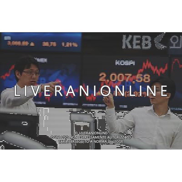 (120914) -- SEOUL, Sept. 14, 2012 () -- Traders work in front of a screen showing the Korea Composite Stock Price Index (KOSPI) at the Korea Exchange Bank headquarters in Seoul, capital of South Korea, on Sept. 14, 2012. The benchmark Korea Composite Stock Price Index (KOSPI) rose 56.89 points to 2,007.58, hitting the highest point since it closed at 2,008.91 points on April 13. (/Park Jin-hee) (lr) ©photoshot/AGENZIA ALDO LIVERANI SAS - ITALY ONLY - Operatori e agenti di borsa presso la sede della Korea Exchange Bank a Seoul, capitale della Corea del Sud, il 14 settembre 2012.