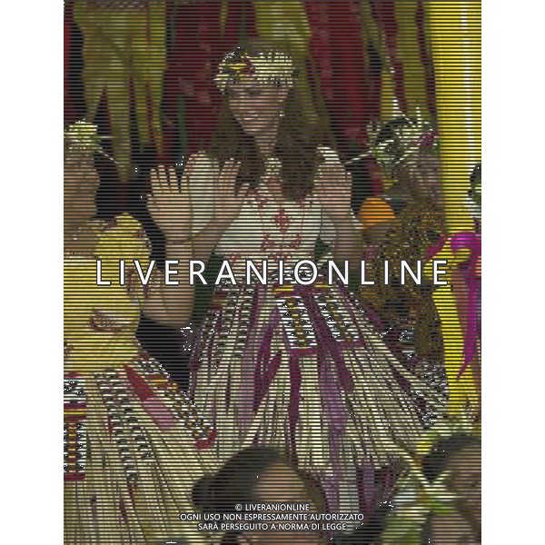 1. The Duke and Duchess of Cambridge visit Tuvalu and dance the the ladies at the Vaiku Falekaupule for an entertainment programme ©photoshot - ag. Aldo Liverani ITALY ONLY reali inglesi: il pricipe William e la moglie Kate middleton in visita a tuvalu, Polinesia
