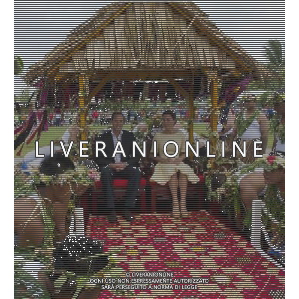 1. The Duke and Duchess of Cambridge visit Tuvalu AND ARE CARRIED FROM THE PLANE TO THE WELCOMING CEREMONY ©photoshot - ag. Aldo Liverani ITALY ONLY reali inglesi: il pricipe William e la moglie Kate middleton in visita a tuvalu, Polinesia