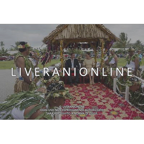 1. The Duke and Duchess of Cambridge visit Tuvalu AND ARE CARRIED FROM THE PLANE TO THE WELCOMING CEREMONY ©photoshot - ag. Aldo Liverani ITALY ONLY reali inglesi: il pricipe William e la moglie Kate middleton in visita a tuvalu, Polinesia