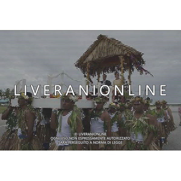 1. The Duke and Duchess of Cambridge visit Tuvalu AND ARE CARRIED FROM THE PLANE TO THE WELCOMING CEREMONY ©photoshot - ag. Aldo Liverani ITALY ONLY reali inglesi: il pricipe William e la moglie Kate middleton in visita a tuvalu, Polinesia