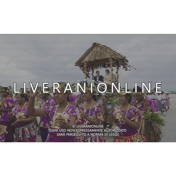 1. The Duke and Duchess of Cambridge visit Tuvalu AND ARE CARRIED FROM THE PLANE TO THE WELCOMING CEREMONY ©photoshot - ag. Aldo Liverani ITALY ONLY reali inglesi: il pricipe William e la moglie Kate middleton in visita a tuvalu, Polinesia