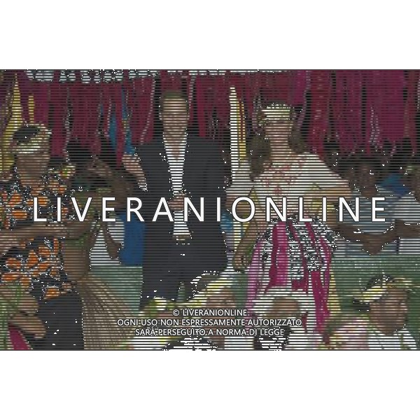 1. The Duke and Duchess of Cambridge visit Tuvalu and dance the the ladies at the Vaiku Falekaupule for an entertainment programme ©photoshot - ag. Aldo Liverani ITALY ONLY reali inglesi: il pricipe William e la moglie Kate middleton in visita a tuvalu, Polinesia