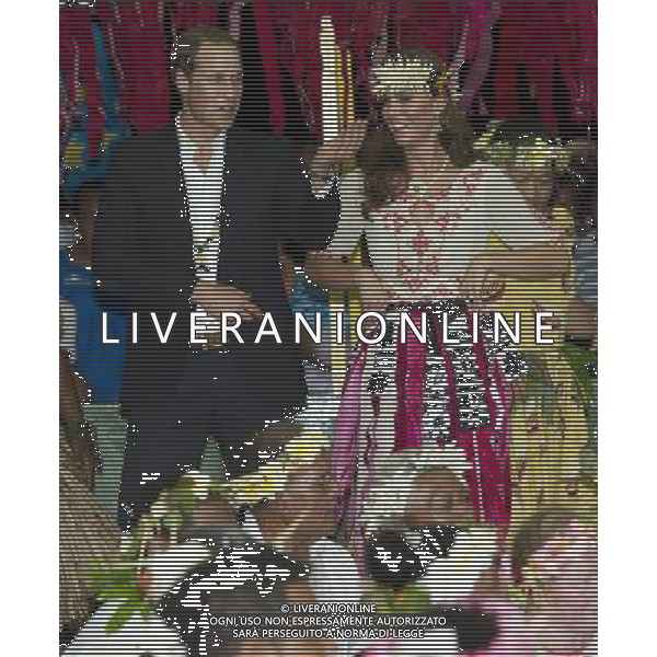 1. The Duke and Duchess of Cambridge visit Tuvalu and dance the the ladies at the Vaiku Falekaupule for an entertainment programme ©photoshot - ag. Aldo Liverani ITALY ONLY reali inglesi: il pricipe William e la moglie Kate middleton in visita a tuvalu, Polinesia