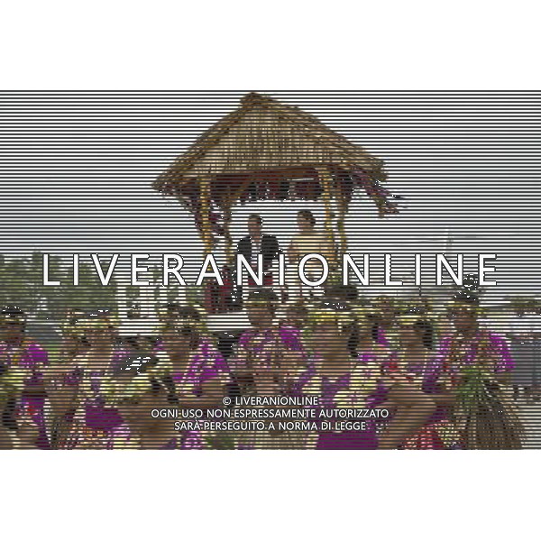 1. The Duke and Duchess of Cambridge visit Tuvalu AND ARE CARRIED FROM THE PLANE TO THE WELCOMING CEREMONY ©photoshot - ag. Aldo Liverani ITALY ONLY reali inglesi: il pricipe William e la moglie Kate middleton in visita a tuvalu, Polinesia