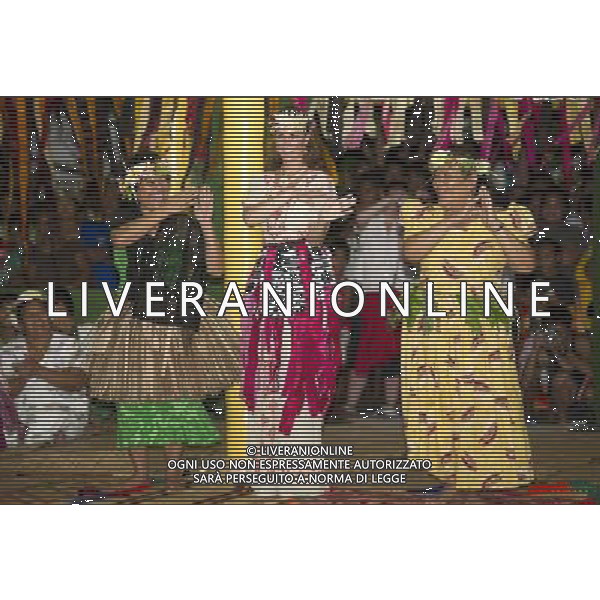 1. The Duke and Duchess of Cambridge visit Tuvalu and dance the the ladies at the Vaiku Falekaupule for an entertainment programme ©photoshot - ag. Aldo Liverani ITALY ONLY reali inglesi: il pricipe William e la moglie Kate middleton in visita a tuvalu, Polinesia