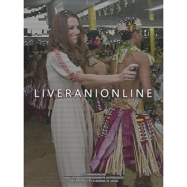 1. The Duke and Duchess of Cambridge visit Tuvalu and dance with the the ladies and both spray perfume on the dancers at the Vaiku Falekaupule for an entertainment programme ©photoshot - ag. Aldo Liverani ITALY ONLY reali inglesi: il pricipe William e la moglie Kate middleton in visita a tuvalu, Polinesia
