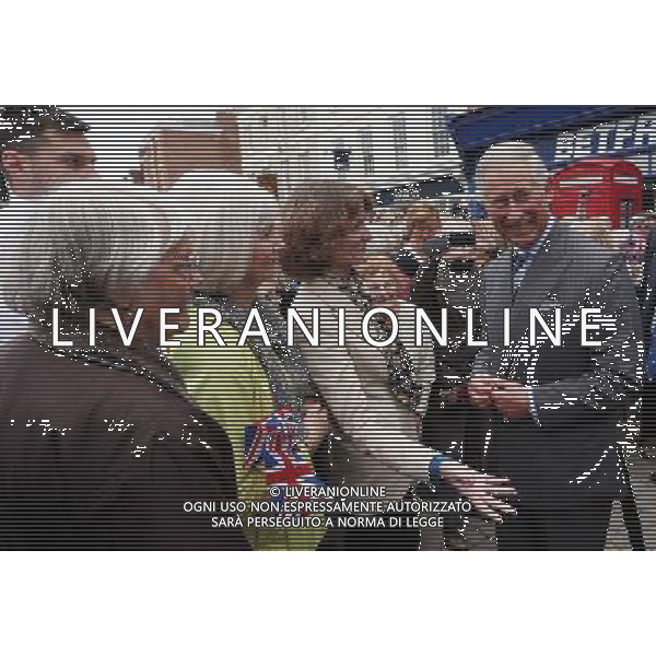 The Prince of Wales talks to well wishers during a visit to Ludlow in Shropshire today. ©photoshot/AGENZIA ALDO LIVERANI SAS - ITALY ONLY - REALI INGLESI: il principe Carlo d\'Inghilterra