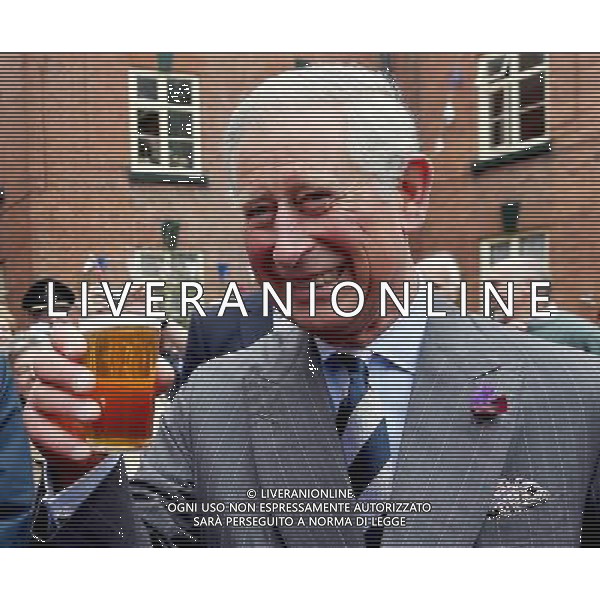 The Prince of Wales samples a glass of \'Ludlow Gold\' organic ale offered by cellarman, Mike Sergeant, of the Church Inn in Ludlow. ©photoshot/AGENZIA ALDO LIVERANI SAS - ITALY ONLY - REALI INGLESI: il principe Carlo d\'Inghilterra