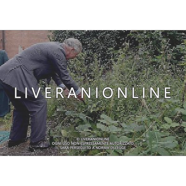 The Prince of Wales starts clearance work of a patch of land which will eventually become Ludlow\'s Jubilee Gardens during a visit to the town today. ©photoshot/AGENZIA ALDO LIVERANI SAS - ITALY ONLY - REALI INGLESI: il principe Carlo d\'Inghilterra
