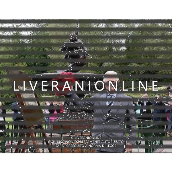 The Prince of Wales unveils a plaque to commemorate the restoration of the \'Boy and Swan\' fountain, seen in the background, during a visit to Coalbrookdale Museum of Iron today. ©photoshot/AGENZIA ALDO LIVERANI SAS - ITALY ONLY - REALI INGLESI: il principe Carlo d\'Inghilterra