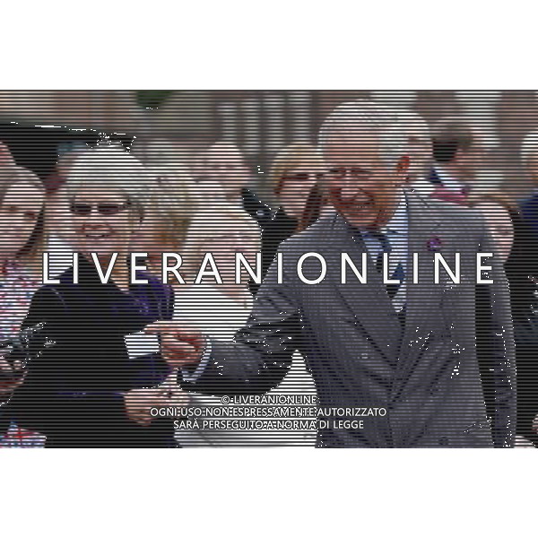 The Prince of Wales talks to wellwishers during a visit to Ludlow today. ©photoshot/AGENZIA ALDO LIVERANI SAS - ITALY ONLY - REALI INGLESI: il principe Carlo d\'Inghilterra
