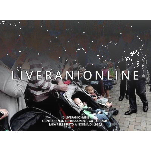 The Prince of Wales talks to wellwishers during a visit to Ludlow today. ©photoshot/AGENZIA ALDO LIVERANI SAS - ITALY ONLY - REALI INGLESI: il principe Carlo d\'Inghilterra
