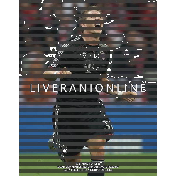 firo Fu§ball,Fussball, 19.09.2012 Uefa Champions League, Saison 2012/2013 Gruppenphase, 1. Spieltag, FC Bayern MŸnchen, Muenchen, FCB - Valencia CF, 2 : 1, halbe Figur, Gestik, Jubel, jubeln, Gestik, Bastian Schweinsteiger, Bayern, $worldrightsEs gelten unsere AGB, einsehbar auf www.firosportphoto.de copyright by firo sportphoto: Coesfelder Str.207 48249 DŸlmen www.firosportphoto.de mail@firosportphoto.de (V o l k s b a n k B o c h u m - W i t t e n ) BLZ.: 430 601 29 Kt. Nr.: 341 117 100 Tel:Ê 02594 - 9916004 Fax:Ê02594 - 9916005 AG ALDO LIVERANI S A S ONLY ITALY