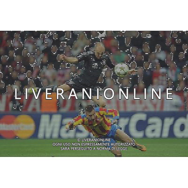 firo : FuÃŸball,Fussball, Champions League 19.09.2012 Saison 2012/2013 FCB FC Bayern MÃ¼nchen Muenchen Valencia CF Zweikampf Duell, Kopfball Duell Kopfballduell, FCB Arjen Robben, Valencia JoÃ£o Pereira $worldrights Es gelten unsere AGB, einsehbar auf www.firosportphoto.de copyright by firo sportphoto: Coesfelder StraÃŸe 107Â  48249 DÃ¼lmen (Duelmen) www.firosportphoto.de mail@firosportphoto.de (V o l k s b a n k B o c h u m - W i t t e n ) BLZ.: 430 601 29 Kt. Nr.: 341 117 100 Tel:Â  02594 - 9916004 Fax:Â  02594 - 9916005 AG ALDO LIVERANI S A S ONLY ITALY
