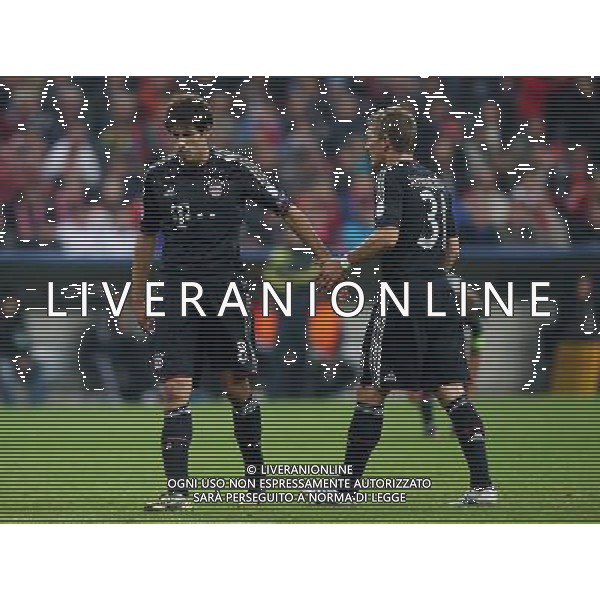 firo Fu§ball,Fussball, 19.09.2012 Uefa Champions League, Saison 2012/2013 Gruppenphase, 1. Spieltag, FC Bayern MŸnchen, Muenchen, FCB - Valencia CF, 2 : 1, ganze Figur, Gestik, Javier Martinez, Bayern, links, rechts, Bastian Schweinsteiger, Bayern, $worldrightsEs gelten unsere AGB, einsehbar auf www.firosportphoto.de copyright by firo sportphoto: Coesfelder Str.207 48249 DŸlmen www.firosportphoto.de mail@firosportphoto.de (V o l k s b a n k B o c h u m - W i t t e n ) BLZ.: 430 601 29 Kt. Nr.: 341 117 100 Tel:Ê 02594 - 9916004 Fax:Ê02594 - 9916005 AG ALDO LIVERANI S A S ONLY ITALY