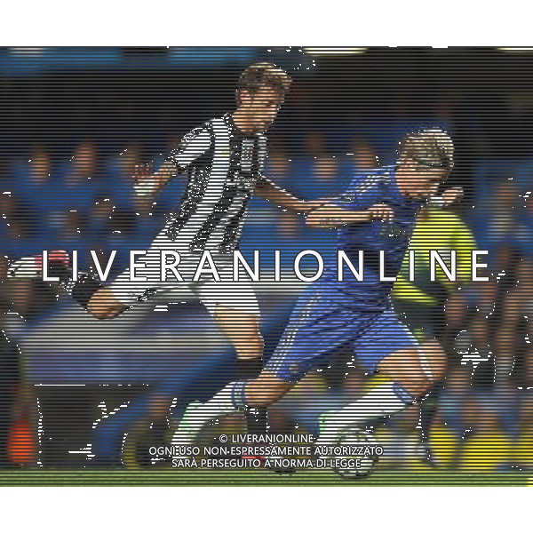 Juventus\' Claudio Marchisio battles with Chelsea\'s Fernando Torres Football - UEFA Champions League Group E - Chelsea v Juventus - Wednesday 19th September 2012 - Stamford Bridge - London © CameraSport - 43 Linden Ave. Countesthorpe. Leicester. England. LE8 5PG - Tel: +44 (0) 116 277 4147 - admin@camerasport.com - www.camerasport.com AG ALDO LIVERANI S A S ONLY ITALY