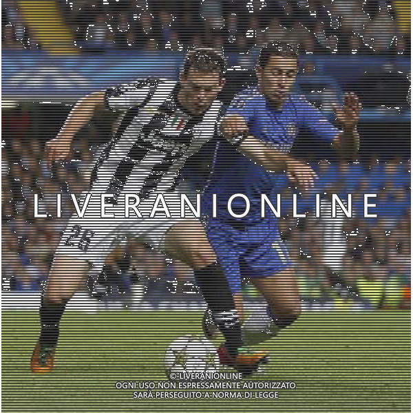 Juventus\' Stephan Lichtsteiner battles with Chelsea\'s Eden Hazard Football - UEFA Champions League Group E - Chelsea v Juventus - Wednesday 19th September 2012 - Stamford Bridge - London © CameraSport - 43 Linden Ave. Countesthorpe. Leicester. England. LE8 5PG - Tel: +44 (0) 116 277 4147 - admin@camerasport.com - www.camerasport.com AG ALDO LIVERANI S A S ONLY ITALY