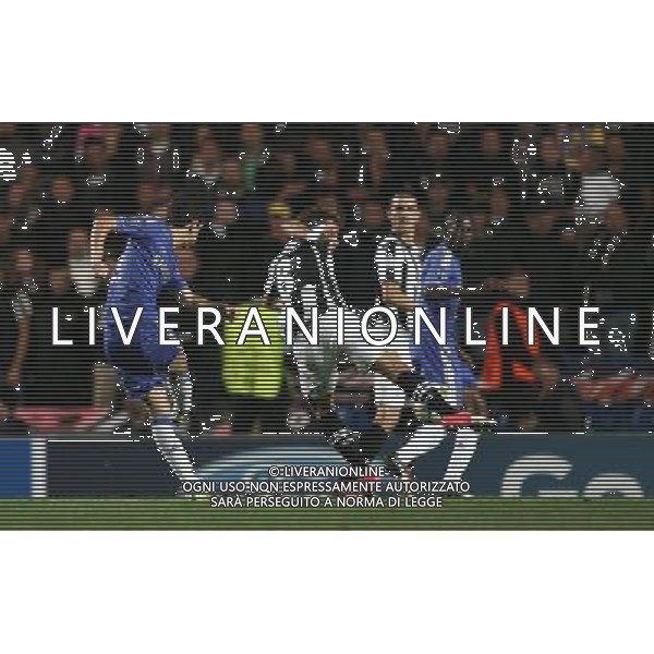 Chelsea\'s Oscar scores the opening goal past Juventus Claudio Marchisio Football - UEFA Champions League - Group E - group stage - Chelsea London v Juventus - 19th September 2012 - Stamford Bridge - London - UK Foto: Michal Zemanek / dla Newspix.pl --- Newspix.pl AG ALDO LIVERANI S A S ONLY ITALY *** Local Caption *** www.newspix.pl mail us: info@newspix.pl call us: 0048 022 23 22 222 --- Polish Picture Agency by Ringier Axel Springer Poland