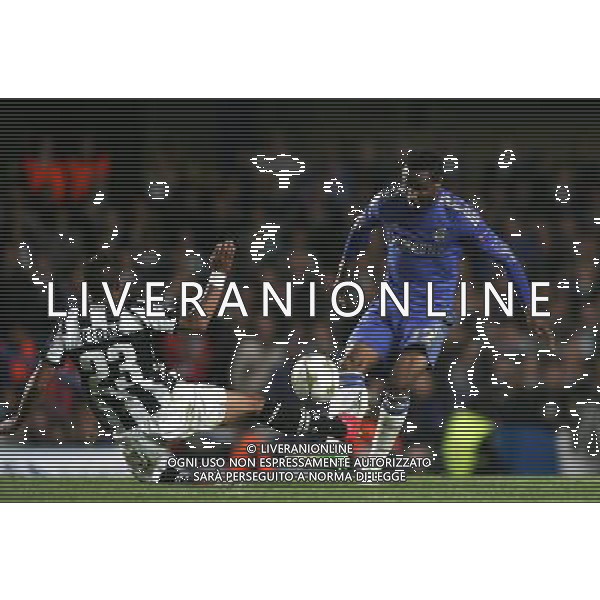 Chelsea\'s Mikel John Obi is tackled by Juventus Arturo Vidal Football - UEFA Champions League - Group E - group stage - Chelsea London v Juventus - 19th September 2012 - Stamford Bridge - London - UK Foto: Michal Zemanek / dla Newspix.pl --- Newspix.pl AG ALDO LIVERANI S A S ONLY ITALY *** Local Caption *** www.newspix.pl mail us: info@newspix.pl call us: 0048 022 23 22 222 --- Polish Picture Agency by Ringier Axel Springer Poland