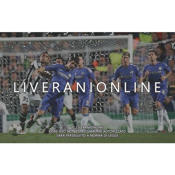Chelsea\'s Oscar is fouled by Juventus Arturo Vidal Football - UEFA Champions League - Group E - group stage - Chelsea London v Juventus - 19th September 2012 - Stamford Bridge - London - UK Foto: Michal Zemanek / dla Newspix.pl --- Newspix.pl AG ALDO LIVERANI S A S ONLY ITALY *** Local Caption *** www.newspix.pl mail us: info@newspix.pl call us: 0048 022 23 22 222 --- Polish Picture Agency by Ringier Axel Springer Poland