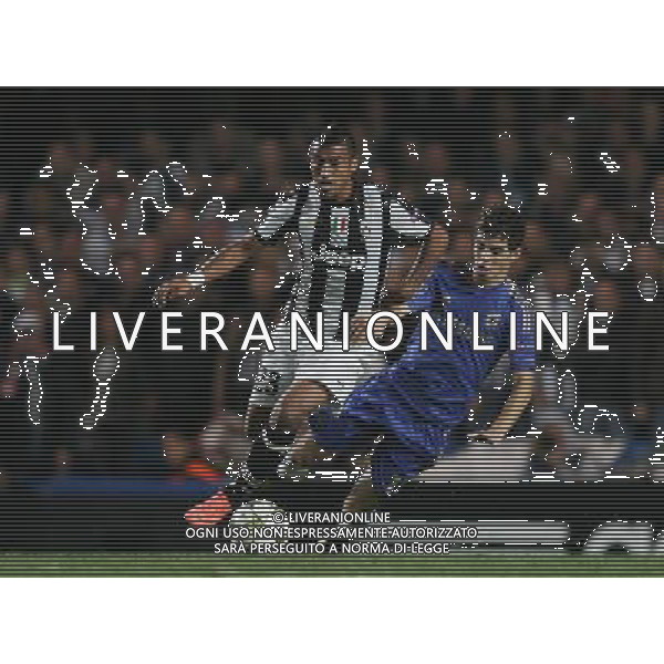 Juventus Arturo Vidal battles with Chelsea\'s Oscar Football - UEFA Champions League - Group E - group stage - Chelsea London v Juventus - 19th September 2012 - Stamford Bridge - London - UK Foto: Michal Zemanek / dla Newspix.pl --- Newspix.pl AG ALDO LIVERANI S A S ONLY ITALY *** Local Caption *** www.newspix.pl mail us: info@newspix.pl call us: 0048 022 23 22 222 --- Polish Picture Agency by Ringier Axel Springer Poland