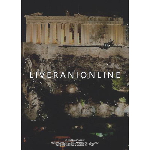 The Parthenon is lit up on the Acropolis in Athens,ÊGreece, 19ÊSeptember 2012. The Parthenon is the temple for goddess of city, Athena. Photo: Maurizio Gambarini ©photoshot/AGENZIA ALDO LIVERANI SAS - ITALY ONLY - Vedute panoraniche dell\'Acropoli di Atene, Grecia, il 19 settembre 2012. Il Partenone e\' il tempio della dea della citta\', Atena.