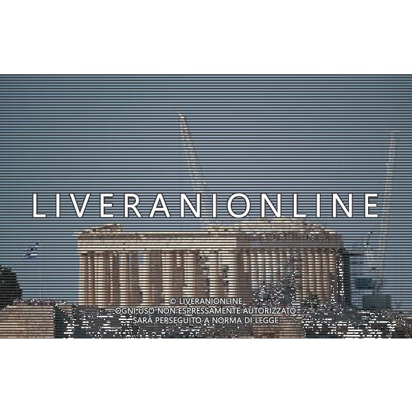 Cranes stand next to the Parthenon at the Acropolis in Athens,ÊGreece, 19ÊSeptember 2012. The Parthenon is the temple for goddess of city, Athena. Photo: Maurizio Gambarini ©photoshot/AGENZIA ALDO LIVERANI SAS - ITALY ONLY - Vedute panoraniche dell\'Acropoli di Atene, Grecia, il 19 settembre 2012. Il Partenone e\' il tempio della dea della citta\', Atena.