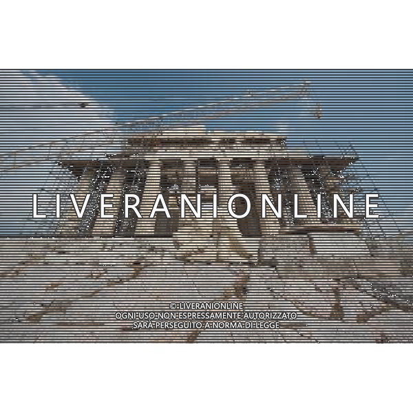 A crane stands at the Acropolis in Athens,ÊGreece, 19ÊSeptember 2012. The Parthenon is the temple for goddess of city, Athena. Photo: Maurizio Gambarini ©photoshot/AGENZIA ALDO LIVERANI SAS - ITALY ONLY - Vedute panoraniche dell\'Acropoli di Atene, Grecia, il 19 settembre 2012. Il Partenone e\' il tempio della dea della citta\', Atena.