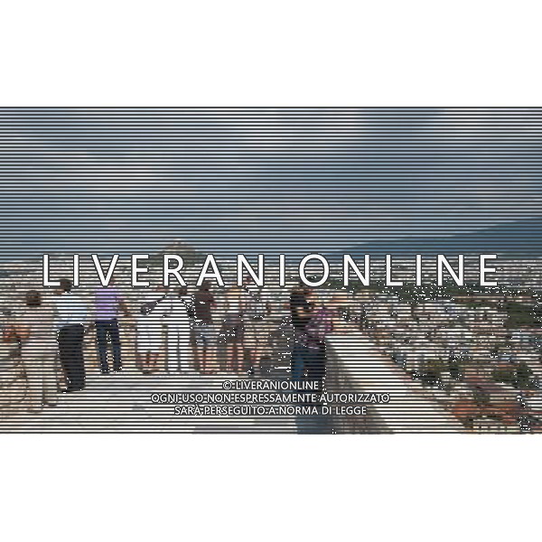 Tourists visit the Acropolis in Athens,ÊGreece, 19ÊSeptember 2012. The Parthenon is the temple for goddess of city, Athena. Photo: Maurizio Gambarini ©photoshot/AGENZIA ALDO LIVERANI SAS - ITALY ONLY - Vedute panoraniche dell\'Acropoli di Atene, Grecia, il 19 settembre 2012. Il Partenone e\' il tempio della dea della citta\', Atena.