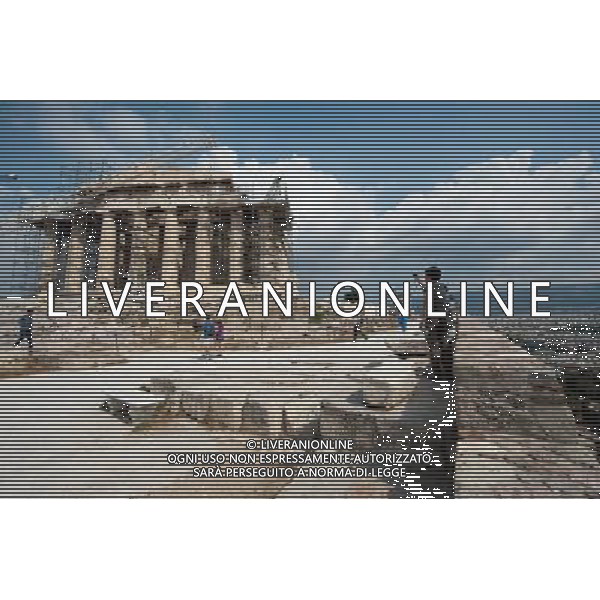 Tourists visit the Acropolis in Athens,ÊGreece, 19ÊSeptember 2012. The Parthenon is the temple for goddess of city, Athena. Photo: Maurizio Gambarini ©photoshot/AGENZIA ALDO LIVERANI SAS - ITALY ONLY - Vedute panoraniche dell\'Acropoli di Atene, Grecia, il 19 settembre 2012. Il Partenone e\' il tempio della dea della citta\', Atena.