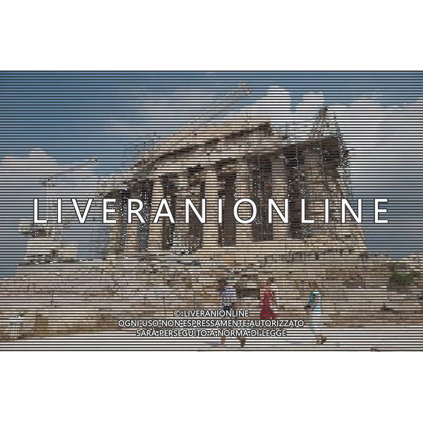 Tourists visit the Acropolis in Athens,ÊGreece, 19ÊSeptember 2012. The Parthenon is the temple for goddess of city, Athena. Photo: Maurizio Gambarini ©photoshot/AGENZIA ALDO LIVERANI SAS - ITALY ONLY - Vedute panoraniche dell\'Acropoli di Atene, Grecia, il 19 settembre 2012. Il Partenone e\' il tempio della dea della citta\', Atena.
