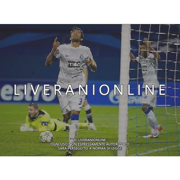 (120919) -- ZAGREB, Sept. 19, 2012 () -- Porto\'s Lucho Gonzalez (C) celebrates after he scored against Dinamo Zagreb during a Group A Champions League soccer match at the Maksimir Stadium in Zagreb, Croatia, September 18, 2012. Porto won 2-0. (/Miso Lisanin) AG ALDO LIVERANI S A S ONLY ITALY
