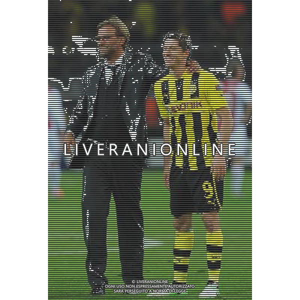 firo Fu§ball,Fussball, 18.09.2012 CL, UEFA Champions League, Saison 2012/2013, Gruppe D, Gruppenphase BVB, Borussia Dortmund - Ajax Amsterdam 1:0 Jubel, Freude nach dem Schlusspfiff, JŸrgen Klopp, Trainer BVB umarmt Robert Lewandowski, BVB, Gestik $worldrightsEs gelten unsere AGB, einsehbar auf www.firosportphoto.de copyright by firo sportphoto: Coesfelder Stra§e 207Ê 48249 D † L M E N (Duelmen) www.firosportphoto.de mail@firosportphoto.de (V o l k s b a n k B o c h u m - W i t t e n ) BLZ.: 430 601 29 Kt. Nr.: 341 117 100 Tel:Ê 02594-9916004 Fax:Ê 02594-9916005 AG ALDO LIVERANI S A S ONLY ITALY