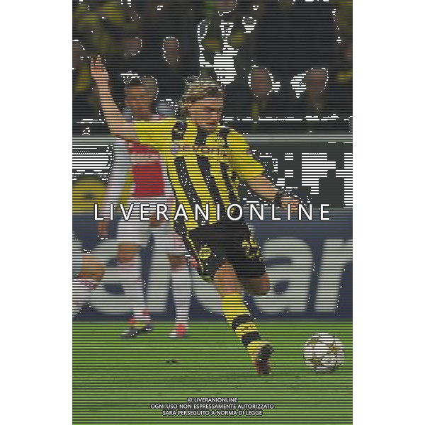 firo Fu§ball,Fussball, 18.09.2012 CL, UEFA Champions League, Saison 2012/2013, Gruppe D, Gruppenphase BVB, Borussia Dortmund - Ajax Amsterdam 1:0 Einzelaktion, Marcel Schmelzer, BVB, ganze Figur $worldrightsEs gelten unsere AGB, einsehbar auf www.firosportphoto.de copyright by firo sportphoto: Coesfelder Stra§e 207Ê 48249 D † L M E N (Duelmen) www.firosportphoto.de mail@firosportphoto.de (V o l k s b a n k B o c h u m - W i t t e n ) BLZ.: 430 601 29 Kt. Nr.: 341 117 100 Tel:Ê 02594-9916004 Fax:Ê 02594-9916005 AG ALDO LIVERANI S A S ONLY ITALY