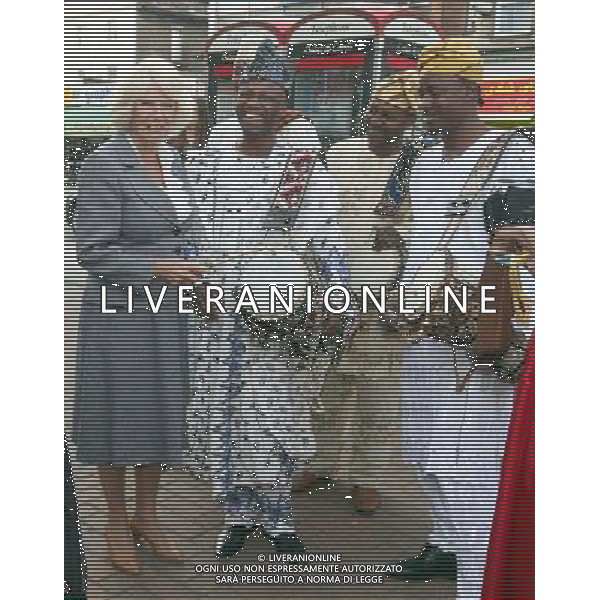  HRH PRINCE CHARLES AND THE DUCHESS OF CORNWALL VISIT COMMUNITIES IN CROYDON FOLLOWING THE AUGUST 2011 RIOTS. THEIR HIGHNESSES MEETs COMMUNITY GROUPS,SHOPKEEPERS,RESIDENTS AND FAITH LEADERS AT CROYDON VOLUNTARY ACTION (CVA) ON LONDON ROAD,CROYDON TODAY 20.09.2012. PIC SHOWS DUCHESS OF CORNWALL WITH AYAN DEFIRST WITH ARFICAN DRUMMERS THE ODUDUWA \'TALKING DRUMMERS\'. ©photoshot/Agenzia Aldo Liverani ITALY ONLY REALI INGLESI: il principe Carlo d\' Inghilterra con la consorte Camilla Duchessa di Cornovaglia durante le loro visite ufficiali