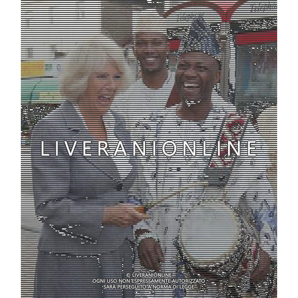  HRH PRINCE CHARLES AND THE DUCHESS OF CORNWALL VISIT COMMUNITIES IN CROYDON FOLLOWING THE AUGUST 2011 RIOTS. THEIR HIGHNESSES MEETs COMMUNITY GROUPS,SHOPKEEPERS,RESIDENTS AND FAITH LEADERS AT CROYDON VOLUNTARY ACTION (CVA) ON LONDON ROAD,CROYDON TODAY 20.09.2012. PIC SHOWS DUCHESS OF CORNWALL WITH AYAN DEFIRST WITH ARFICAN DRUMMERS THE ODUDUWA \'TALKING DRUMMERS\'. ©photoshot/Agenzia Aldo Liverani ITALY ONLY REALI INGLESI: il principe Carlo d\' Inghilterra con la consorte Camilla Duchessa di Cornovaglia durante le loro visite ufficiali