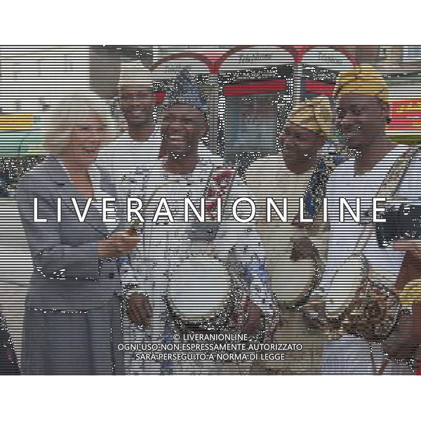  HRH PRINCE CHARLES AND THE DUCHESS OF CORNWALL VISIT COMMUNITIES IN CROYDON FOLLOWING THE AUGUST 2011 RIOTS. THEIR HIGHNESSES MEETs COMMUNITY GROUPS,SHOPKEEPERS,RESIDENTS AND FAITH LEADERS AT CROYDON VOLUNTARY ACTION (CVA) ON LONDON ROAD,CROYDON TODAY 20.09.2012. PIC SHOWS DUCHESS OF CORNWALL WITH AYAN DEFIRST WITH ARFICAN DRUMMERS THE ODUDUWA \'TALKING DRUMMERS\'. ©photoshot/Agenzia Aldo Liverani ITALY ONLY REALI INGLESI: il principe Carlo d\' Inghilterra con la consorte Camilla Duchessa di Cornovaglia durante le loro visite ufficiali