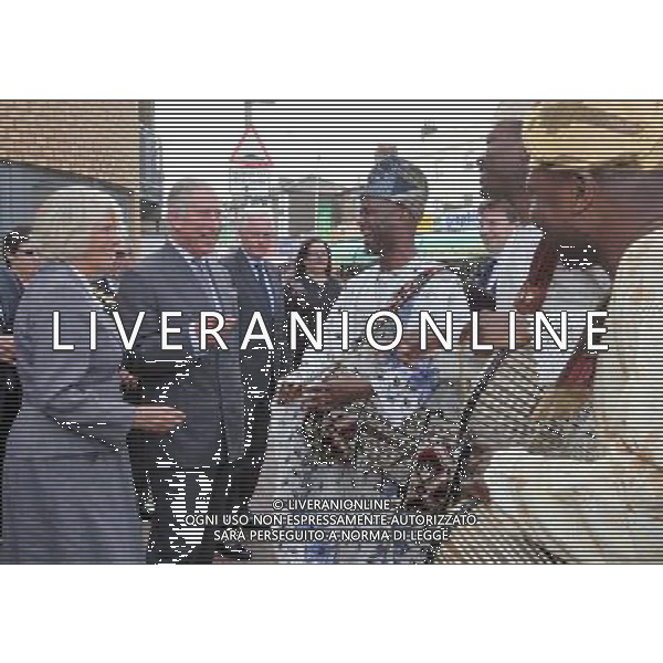  HRH PRINCE CHARLES AND THE DUCHESS OF CORNWALL VISIT COMMUNITIES IN CROYDON FOLLOWING THE AUGUST 2011 RIOTS. THEIR HIGHNESSES MEETs COMMUNITY GROUPS,SHOPKEEPERS,RESIDENTS AND FAITH LEADERS AT CROYDON VOLUNTARY ACTION (CVA) ON LONDON ROAD,CROYDON TODAY 20.09.2012. PIC SHOWS PRINCE CHARLES \' DUCHESS OF CORNWALL WITH AYAN DEFIRST WITH ARFICAN DRUMMERS THE ODUDUWA \'TALKING DRUMMERS\'. ©photoshot/Agenzia Aldo Liverani ITALY ONLY REALI INGLESI: il principe Carlo d\' Inghilterra con la consorte Camilla Duchessa di Cornovaglia durante le loro visite ufficiali