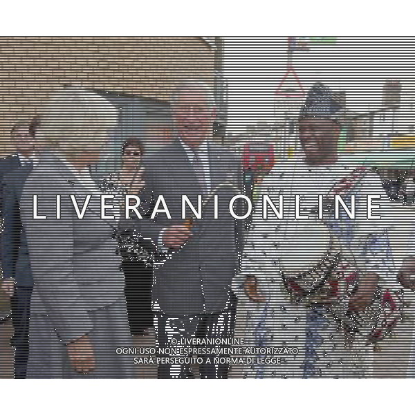  HRH PRINCE CHARLES AND THE DUCHESS OF CORNWALL VISIT COMMUNITIES IN CROYDON FOLLOWING THE AUGUST 2011 RIOTS. THEIR HIGHNESSES MEETs COMMUNITY GROUPS,SHOPKEEPERS,RESIDENTS AND FAITH LEADERS AT CROYDON VOLUNTARY ACTION (CVA) ON LONDON ROAD,CROYDON TODAY 20.09.2012. PIC SHOWS PRINCE CHARLES \' DUCHESS OF CORNWALL WITH AYAN DEFIRST WITH ARFICAN DRUMMERS THE ODUDUWA \'TALKING DRUMMERS\'. ©photoshot/Agenzia Aldo Liverani ITALY ONLY REALI INGLESI: il principe Carlo d\' Inghilterra con la consorte Camilla Duchessa di Cornovaglia durante le loro visite ufficiali