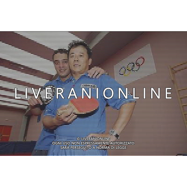 Senigallia, 01 / 08 / 2004 Pre - Olimpiadi di Atene 2004 Nazionale Maschile di Tennis Tavolo Nella foto: Massimiliano Mondello e Yang Min ph Simone Rosa / Aldo Liverani 