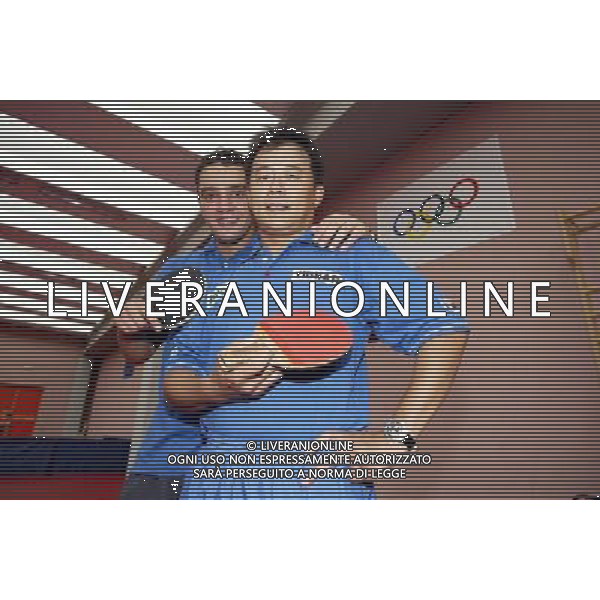 Senigallia, 01 / 08 / 2004 Pre - Olimpiadi di Atene 2004 Nazionale Maschile di Tennis Tavolo Nella foto: Massimiliano Mondello e Yang Min ph Simone Rosa / Aldo Liverani 